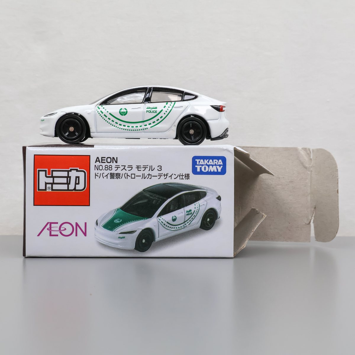 トミカ イオン NO.88 テスラ モデル 3 新品 開封品 ドバイ警察パトロールカーデザイン仕様 TESLA AEON 外箱破けあり